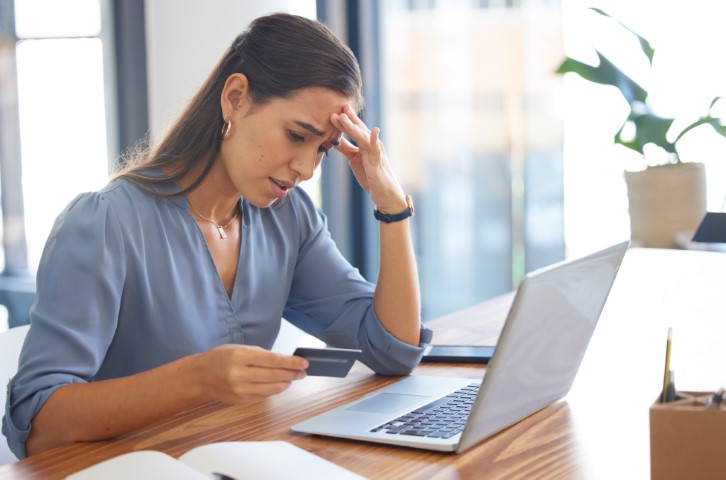 Digitale vaardigheden - vrouw schrikt van online fraude