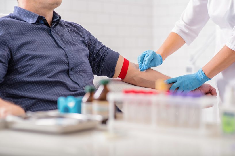 Arts bereid bloedprikprocedure voor